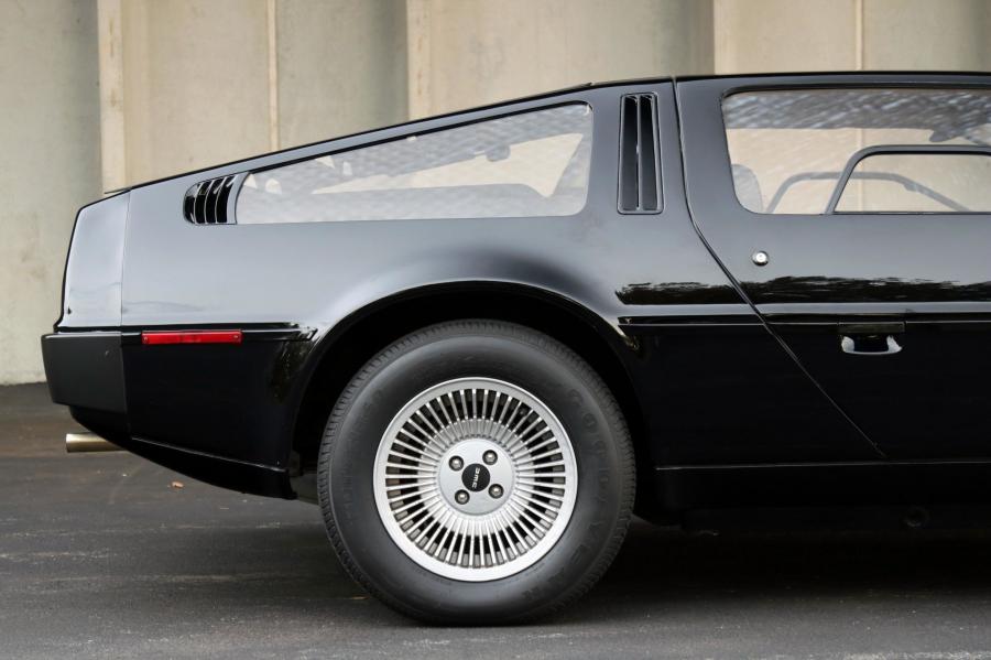 Детали экстерьера DeLorean DMC-12 in Black 1981 года  (фото 24 из 207)